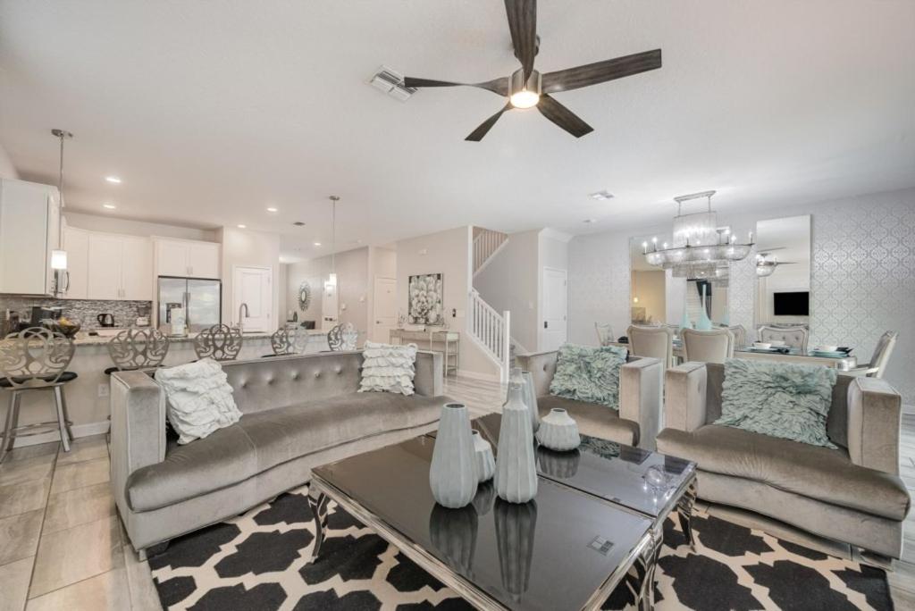 9 Bed Pool, Spa, Movie Room & Game Room! home, Davenport