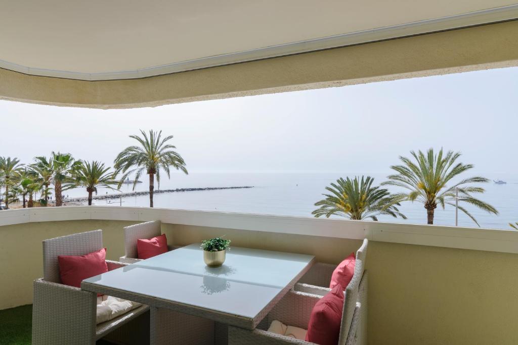 Sea Front Apartment in Marbella Center, Marbella