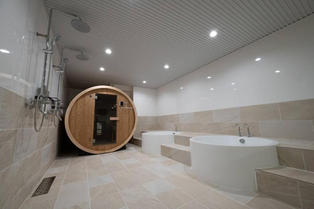 TOMO 非日常の暮らし 広い浴室サウナ付き、寝室6つ、ベッド11台　関西空港直通の最寄り駅, Ósaka