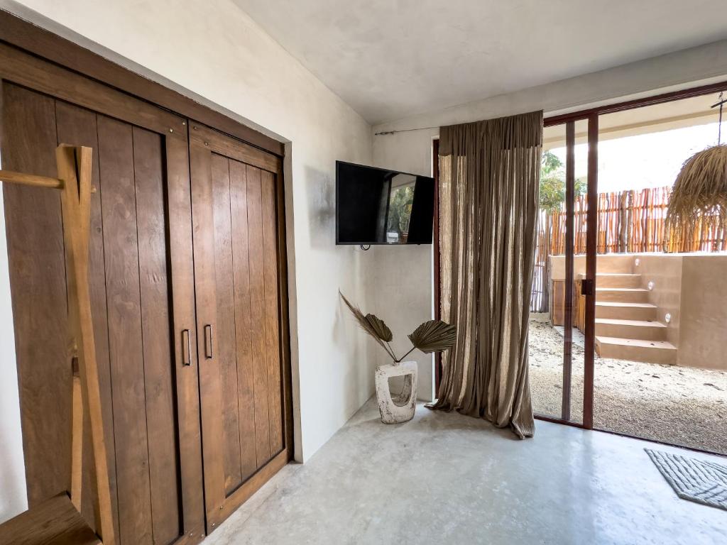 amazing suite looking at the pool with jacuzzi excellent location - 4