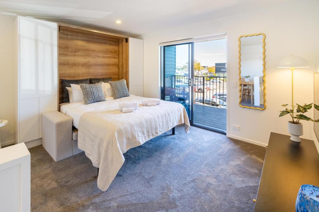 Explore from 8 Wilmer: Upper Level Cozy Studio, Christchurch