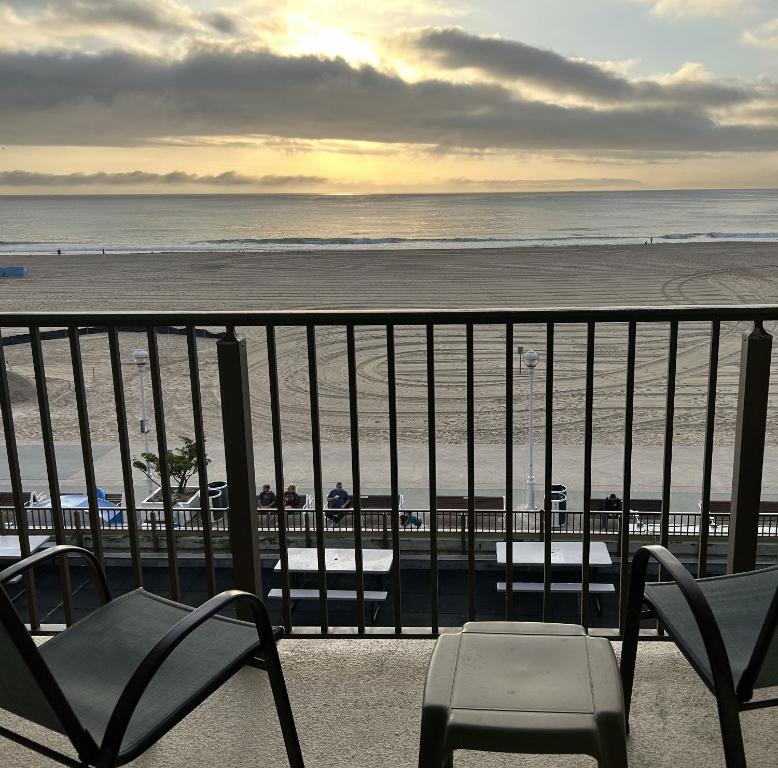 Direct Oceanfront Boardwalk One Studio with kitchen, Ocean City