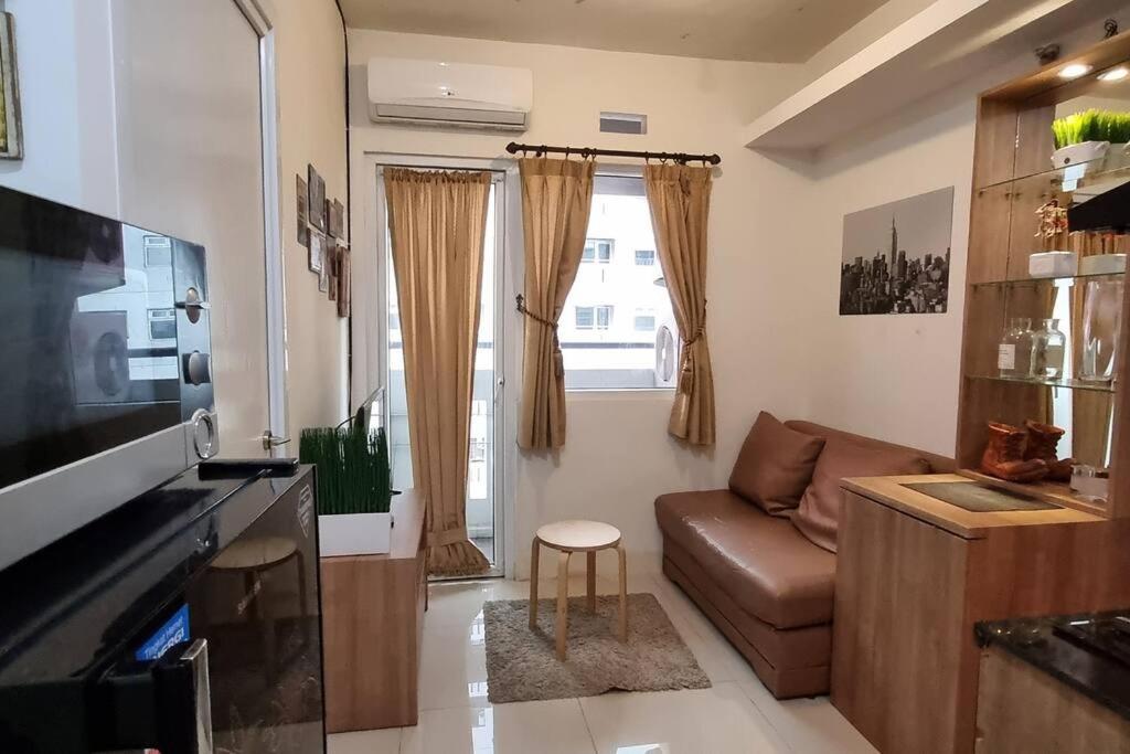 Apt Green Pramuka 2BR Tower B With Wi-Fi and Pool by Damaresa, Jakarta