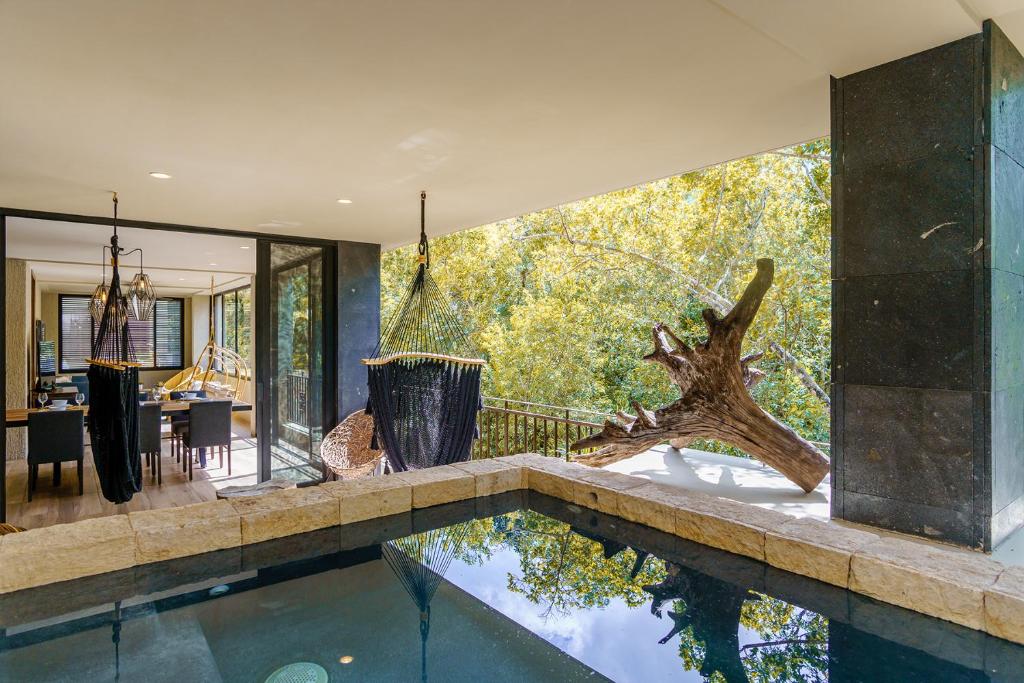 Luxurious Oasis Jacuzzi with Art Gallery and Pool - 4