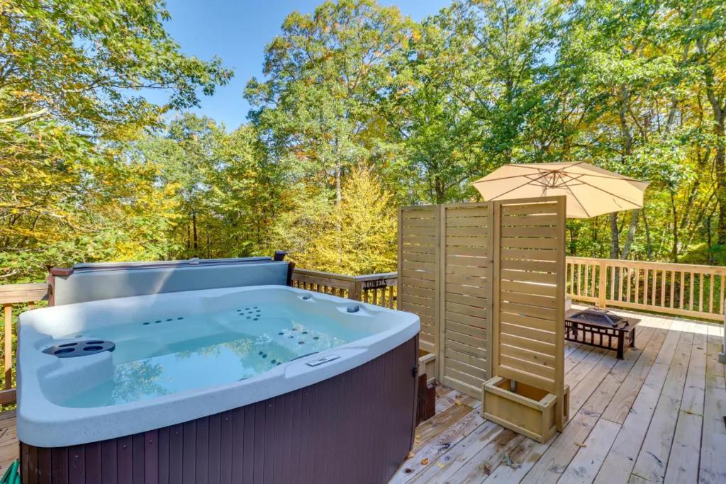 Pocono Getaway A frame Cabin w/ Hot Tub Sauna, East Stroudsburg