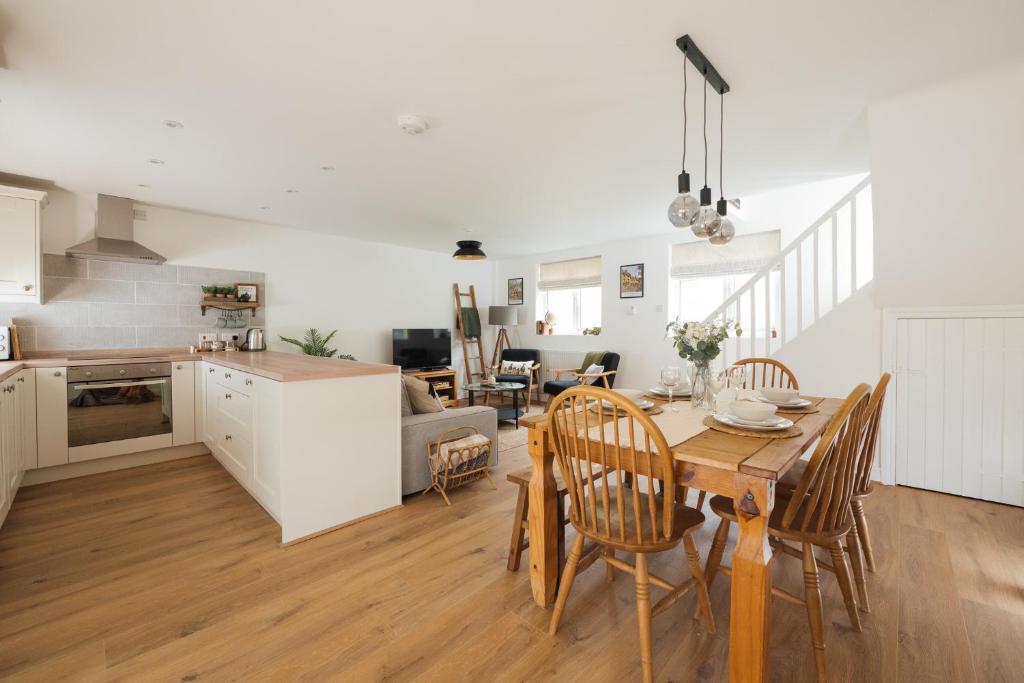 Eagle Cottage exterior - a pet-friendly Cotswolds cottage near Stow-on-the-Wold