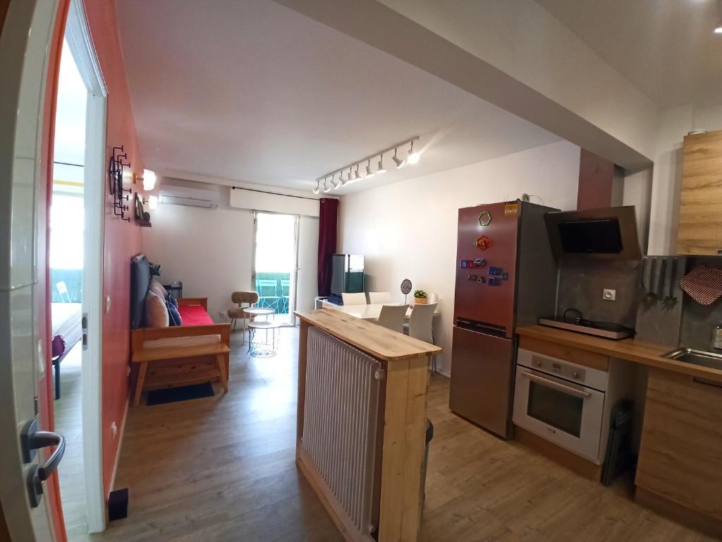 Appart 5 pers, 2 chambres, parking voiture citadine ou compact SUV, terrasse, climatisation, Cannes