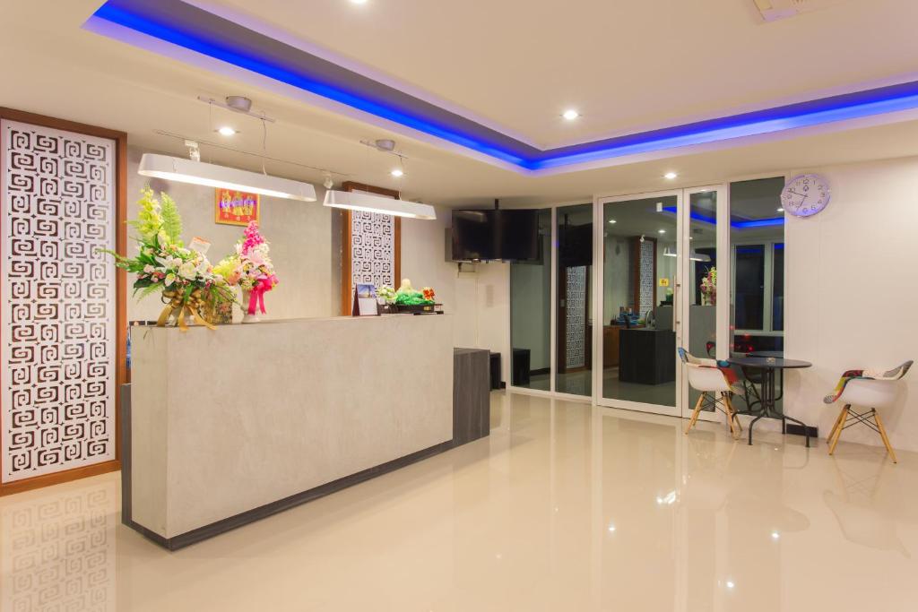 Krabi Inn And Omm Hotel photo