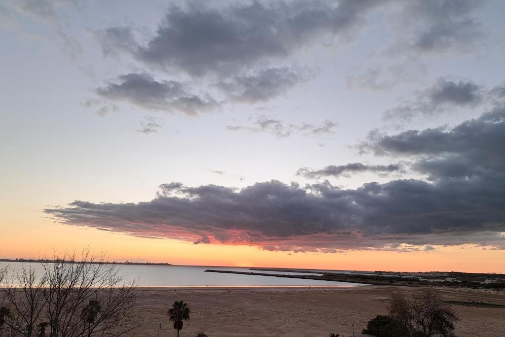 Ático primera línea de playa con vistas al Mar-Climatizado-Wifi-Parking-Solo familias - 2