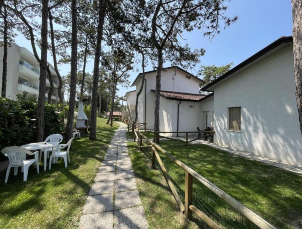 Villa with private garden - 1