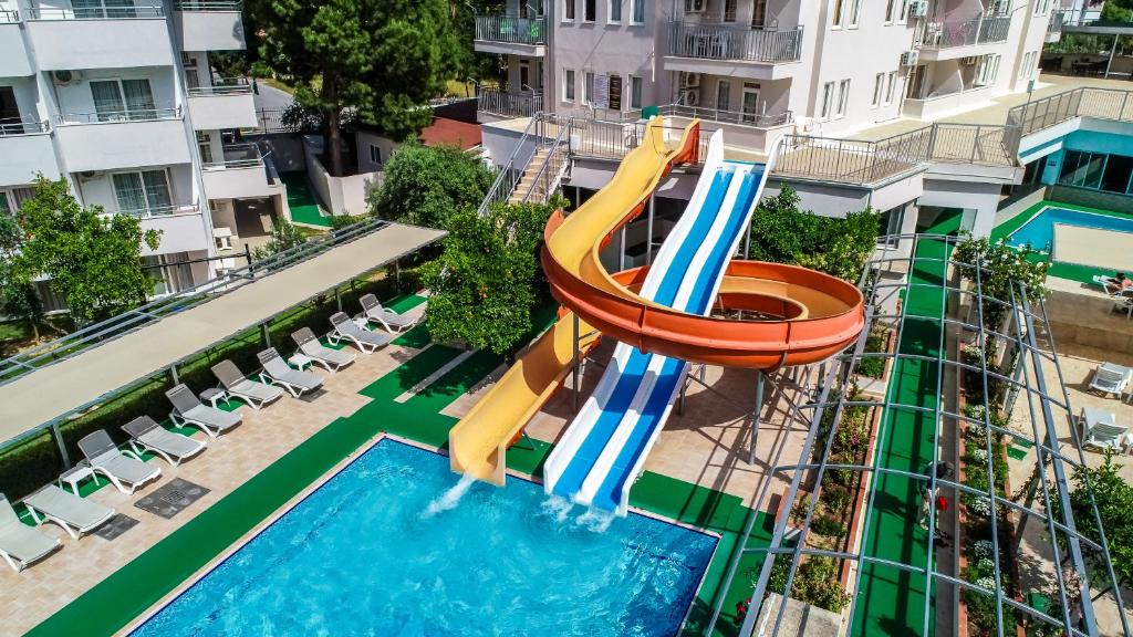 Catty Cats Garden Hotel — Side