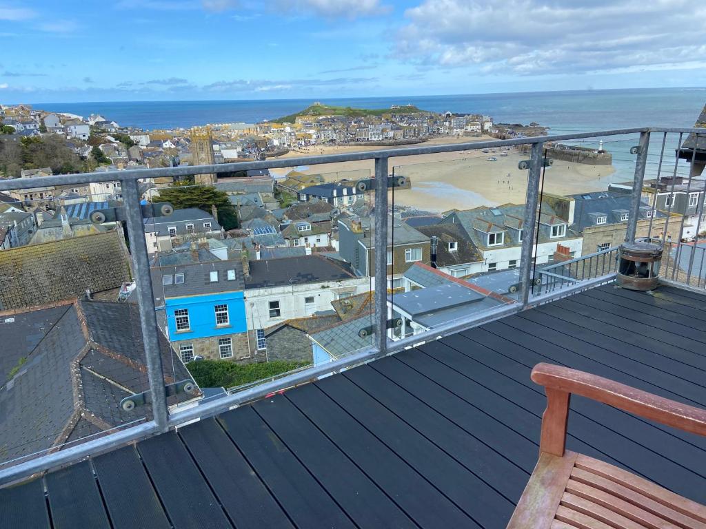 THE PENTHOUSE APARTMENT with an 18ft by 14ft balcony with amazing VIEWS over ST IVES HARBOUR and BAY perfect from Alfresco dining and sunbathing, ONSITE PARKING, LARGER GROUPS book our connecting apartments, St Ives