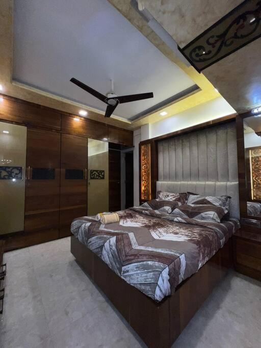 Modern 2bhk in main Lokhandwala WITH WI FI, Bombaj