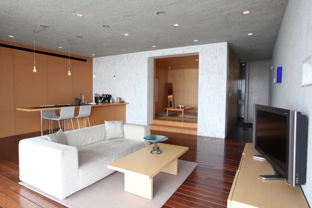 Shared lounge/TV area