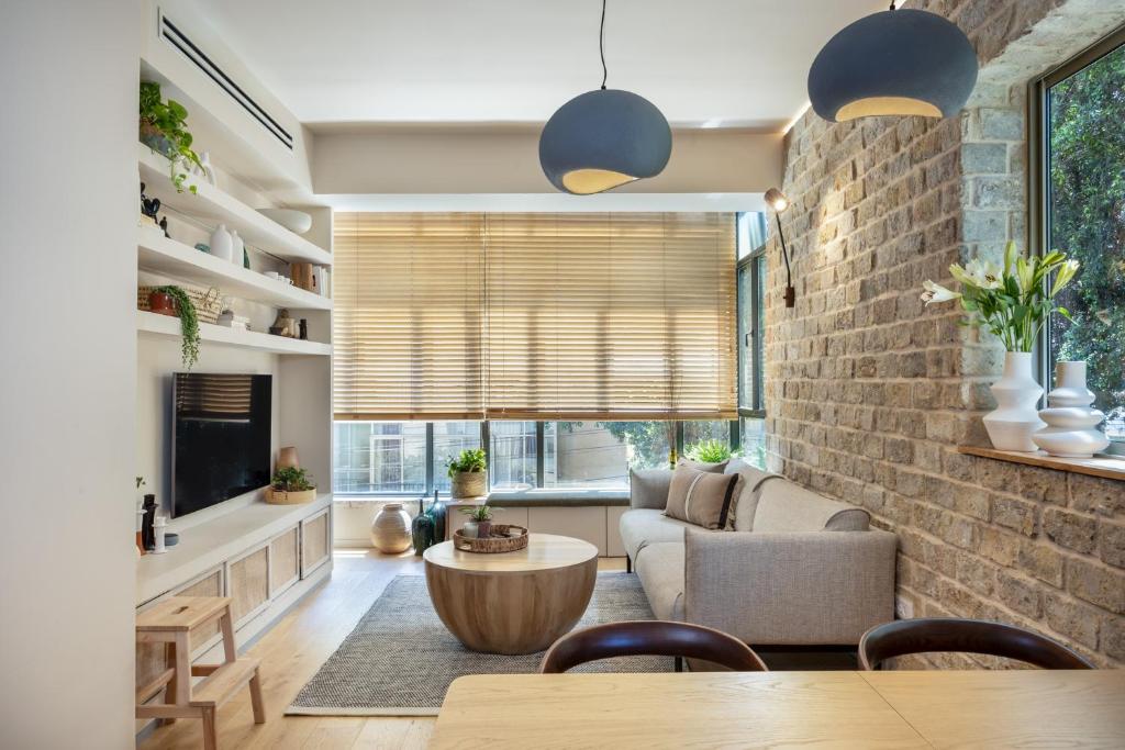 Designer Gem in the Old North by FeelHome, Tel Aviv