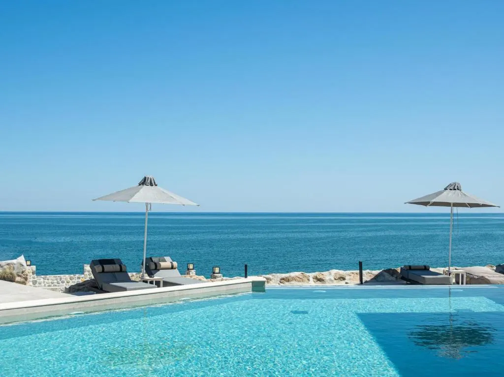 Akrotiri Olympus Luxury Suites - Adults Only，位于普拉卡利特索罗的酒店