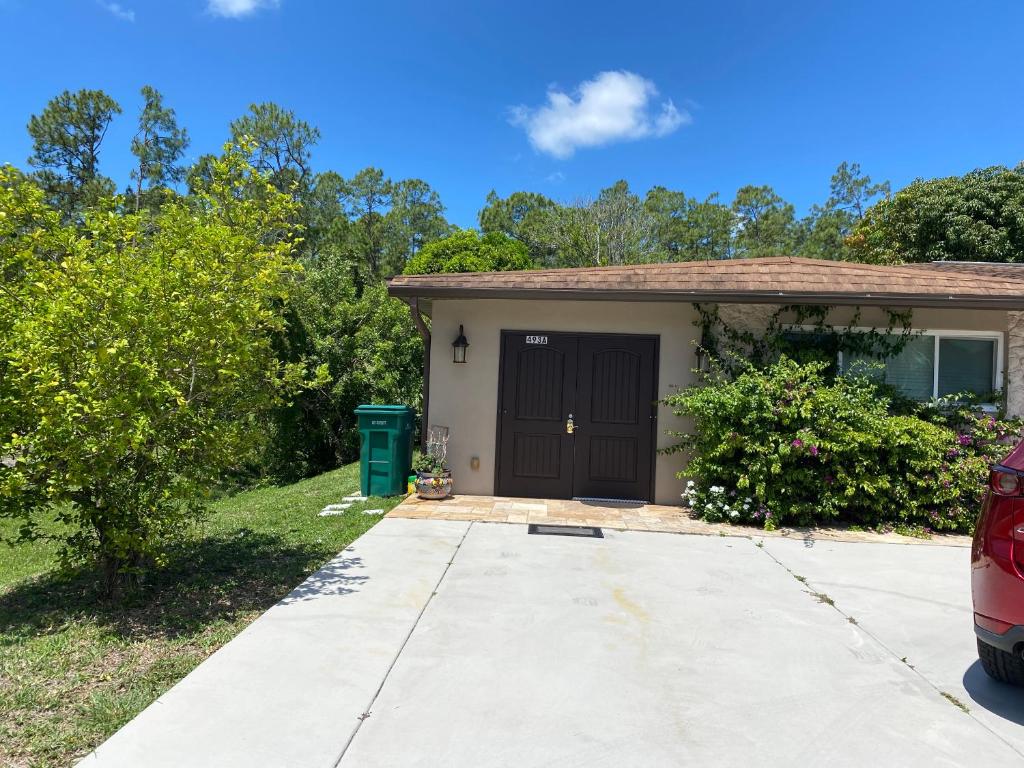 Roomy Recently Renovated Apt., Naples