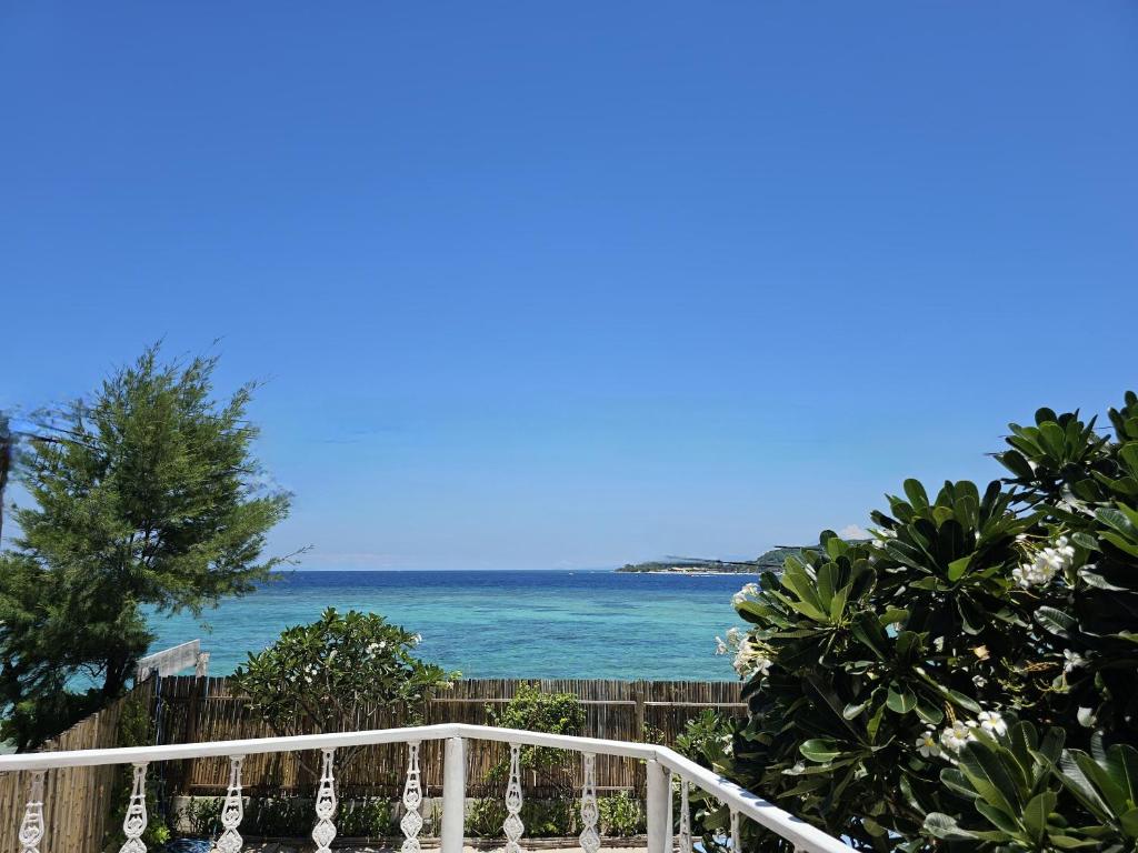 Villa Aurora: 4 BR, Front Beach