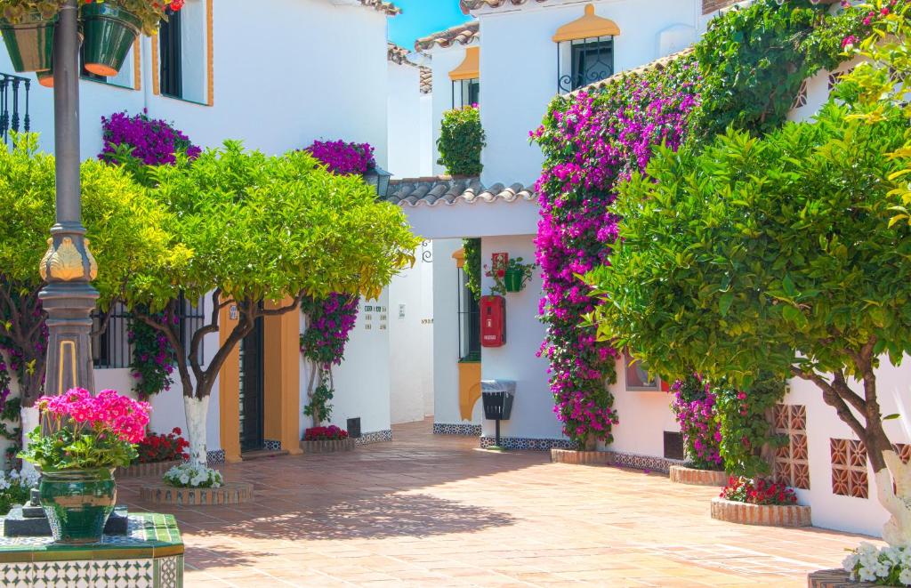 Globales Pueblo Andaluz — Hotel building in Marbella, Andalusia