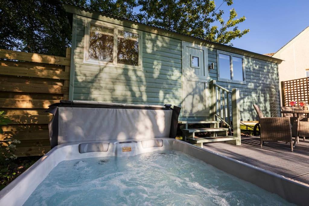 Cosy Shepherds Hut with Hot Tub, Invergordon photo 6