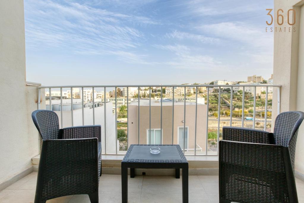 A lovely designer Apt with Balcony in St' Julians by 360 Estates, Tal-Għoqod