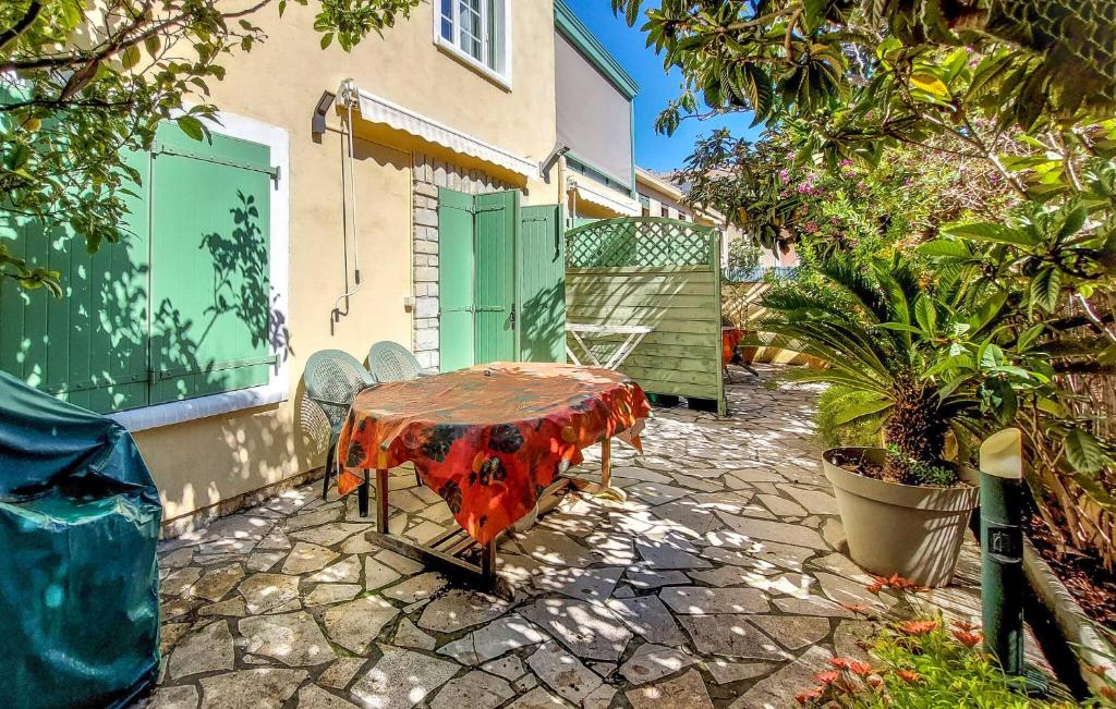 Stunning Apartment In Sanary-Sur-Mer With Wifi - 1