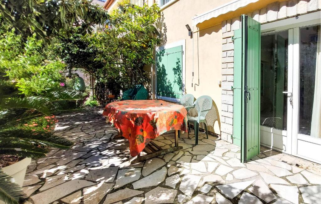 Stunning Apartment In Sanary-Sur-Mer With Wifi - 2