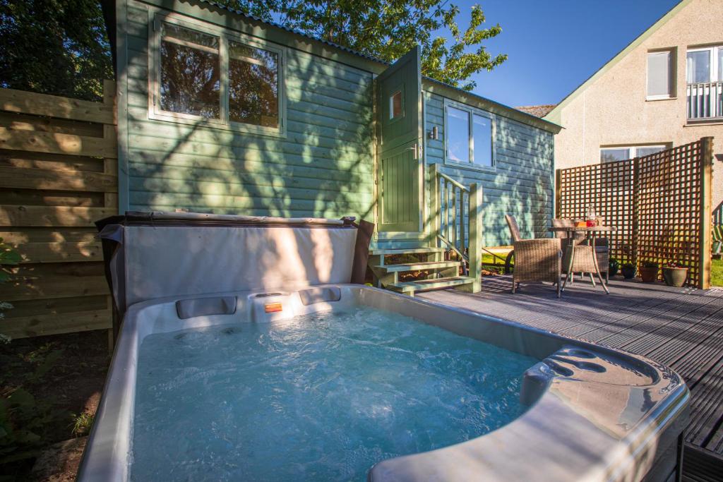 Cosy Shepherds Hut with Hot Tub, Invergordon photo 3