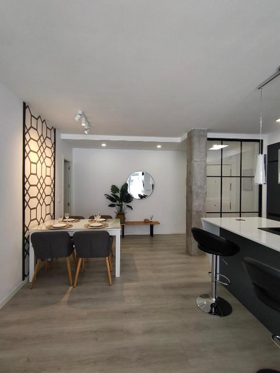Casa Mallen, con amplia terraza, en el barrio de Nervión - 5