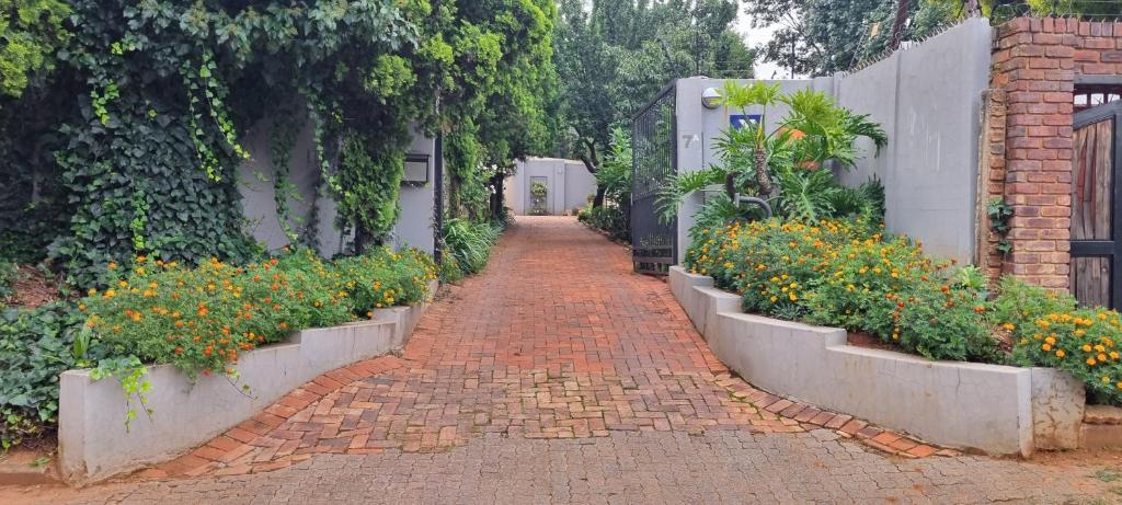 7 on school - Cozy guesthouse 15 min drive from airport and close to major highways, Germiston
