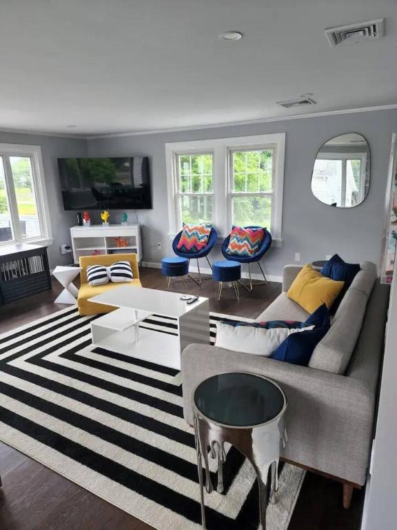 Middletown Modern Apartment - RIBryan Property, Middletown