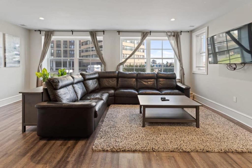 Luxurious 8BR Beach Duplex w Ocean Views, Atlantic City