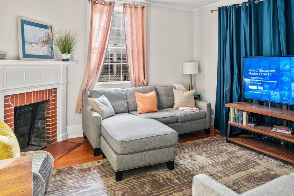 Simplicity on Sims -Downtown, Columbia