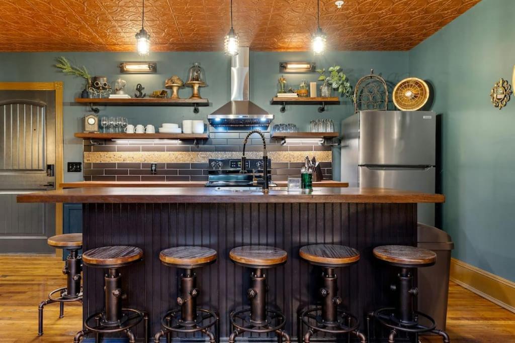 Sherlock and Watson, Columbia