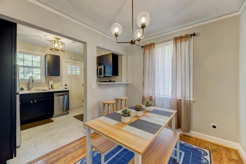 Updated Columbian Cottage, Columbia