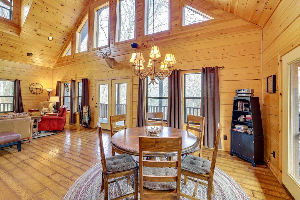 Spacious and Secluded Cabin 25 Mi to Bentonville 전경