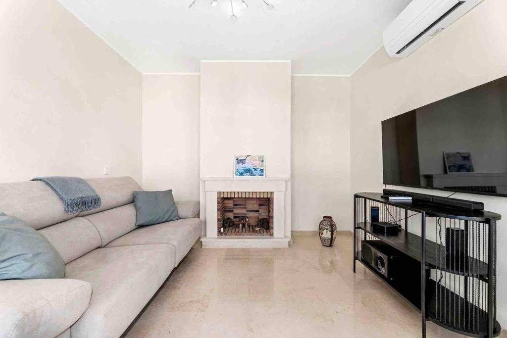 4 Bed detached villa close to golf & beach with shared pool. - 5