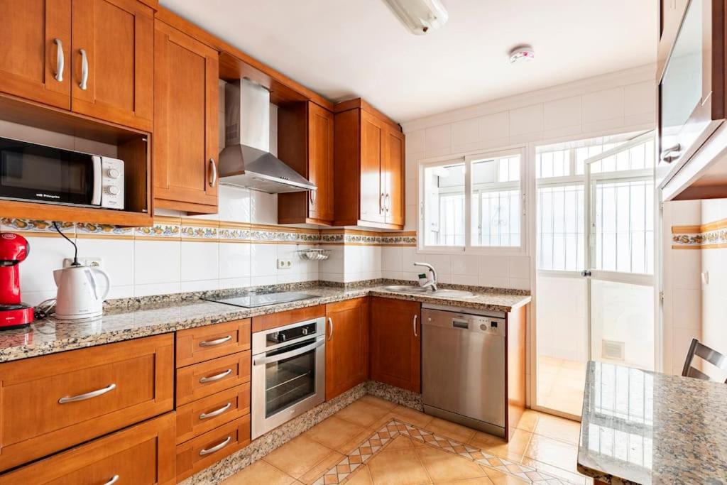 Amplio piso con 4 habitaciones para disfrutar de Málaga con parking gratuito - 3