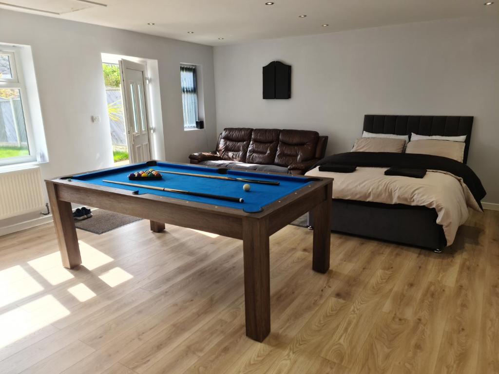 Detached Flat in Leeds, Free WIFI and parking, Pool table, 75 inch tv, Netflix, Disney plus, Moortown
