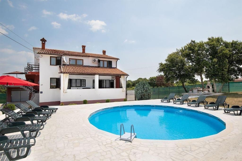 Wohnung in Šajini mit Garten, Grill und gemeinsamem Pool, Barban