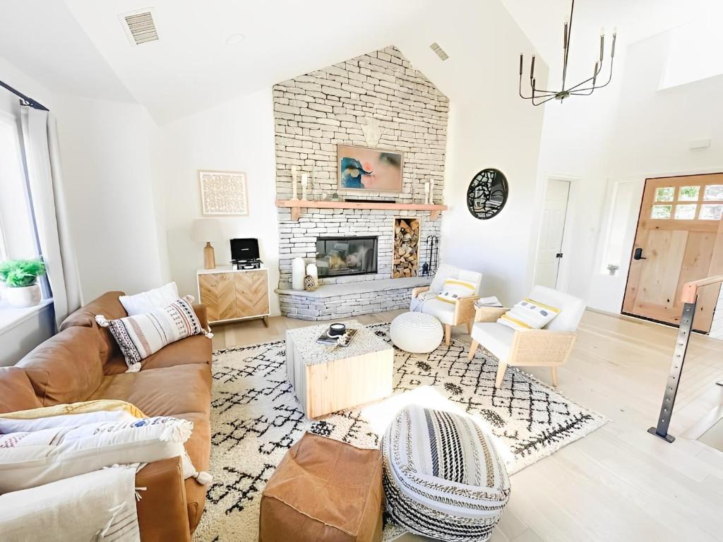 NEW & Luxurious House, hot tub & amazing views, Lake Arrowhead