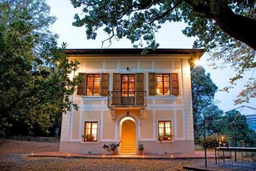 Freistehendes Ferienhaus inmitten eines großen Parks mit Linden und Eichen