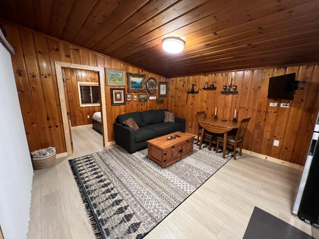 Rustic 1 bd 1 ba Cabin at New Waitts Lake Resort, Valley