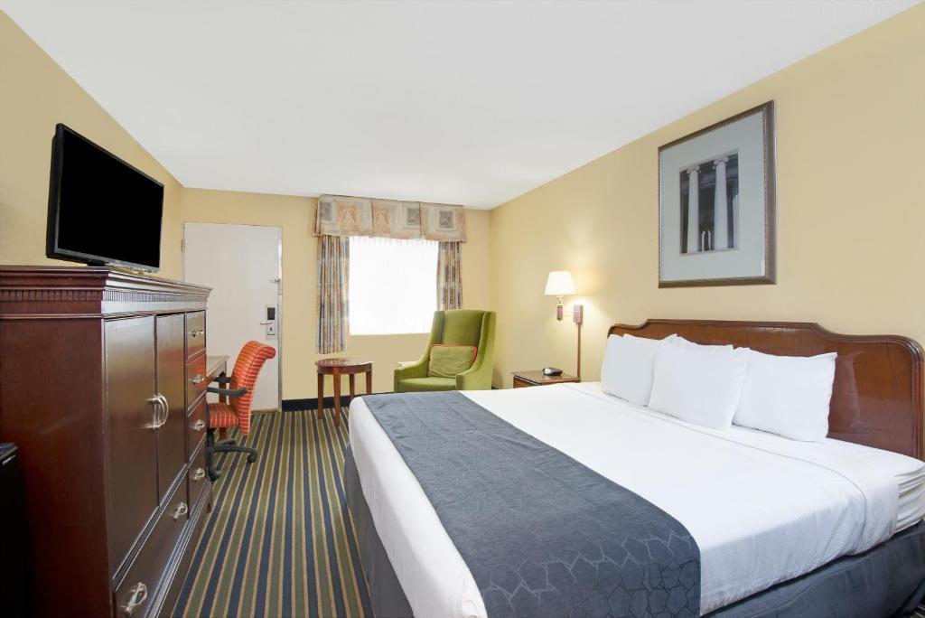 Days Inn By Wyndham Towson Photo 35