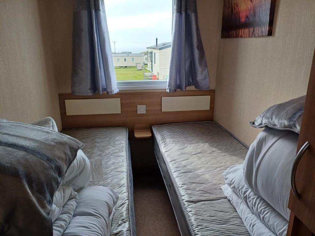 Caravan 20, West Wayland Park, Looe photo 7