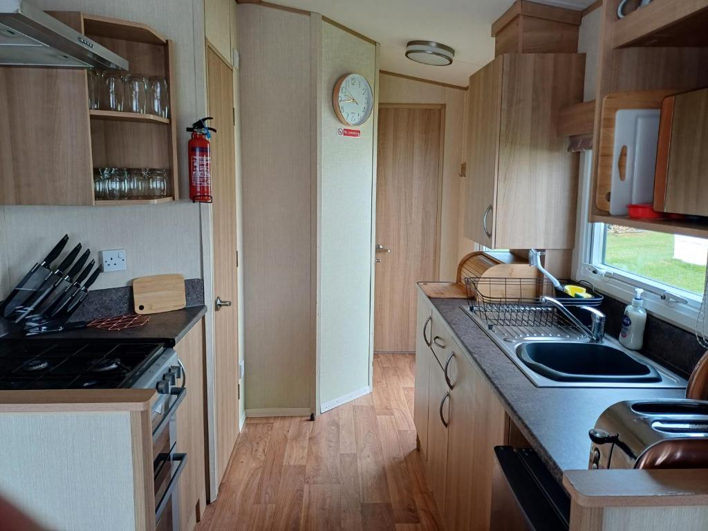 Caravan 20, West Wayland Park, Looe photo 3