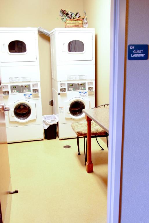 Country Hearth Inn & Suites Edwardsville St. Louis Photo 11