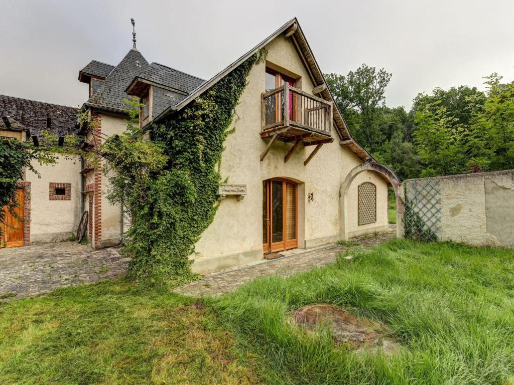 Pleasant Holiday Home in Raizeux with Garden