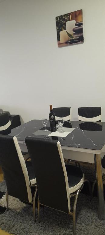 Stan na dan M&M, Lug