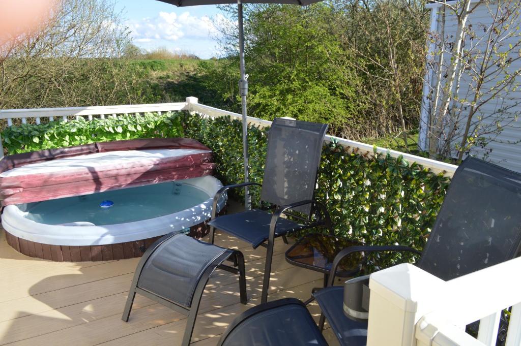 Luxury Hot Tub Caravan, Tattershall Lakes photo 5